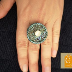 Bague nacre irisée verte et bleue