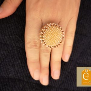 Bague blond orangé avec reliefs