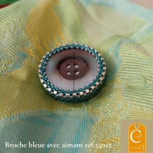 Broche bouton nacre gris serti bleu avec aimant ref 53025