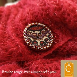 Broche bouton rouge avec motifs avec aimant ref 54026