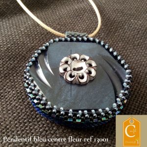 Pendentif bouton bleu centre fleur ref 13001
